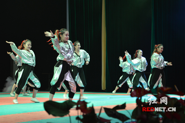 清新自然的服装,活力动感的舞姿,选手们精神饱满、充满自信,给整个场馆带来青春的气息。